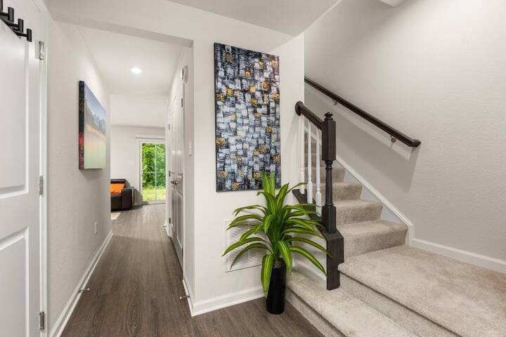 Building Photo - 207 Falcon Ave