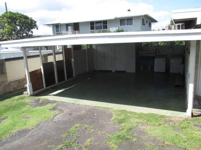 Building Photo - Nuuanu near Kuakini Hospital - 2 bdrm, 1 b...