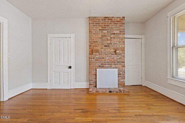 Building Photo - 106 W Ivey St