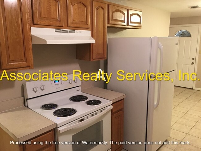 Building Photo - 3 bed 1 bath in the SE