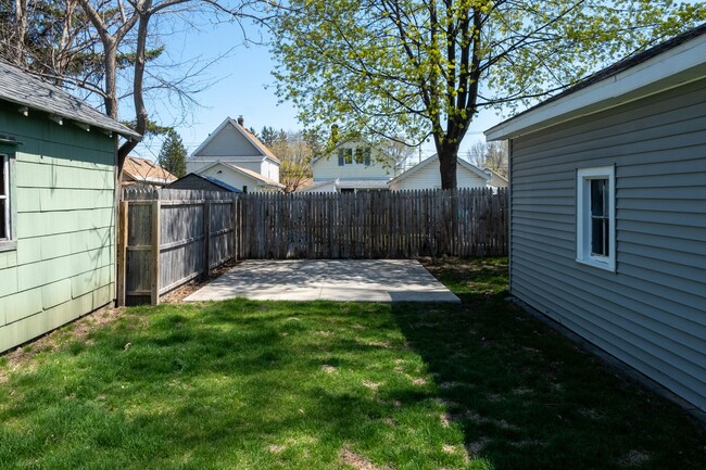 Building Photo - Charming 3 bedroom