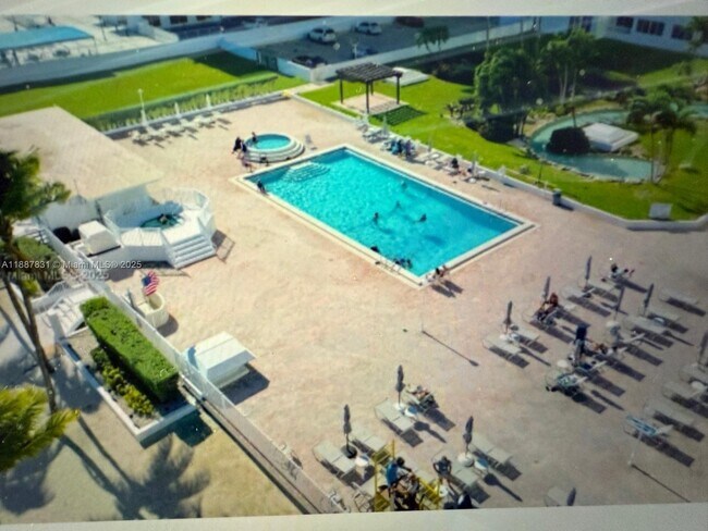 Building Photo - 5005 Collins Ave