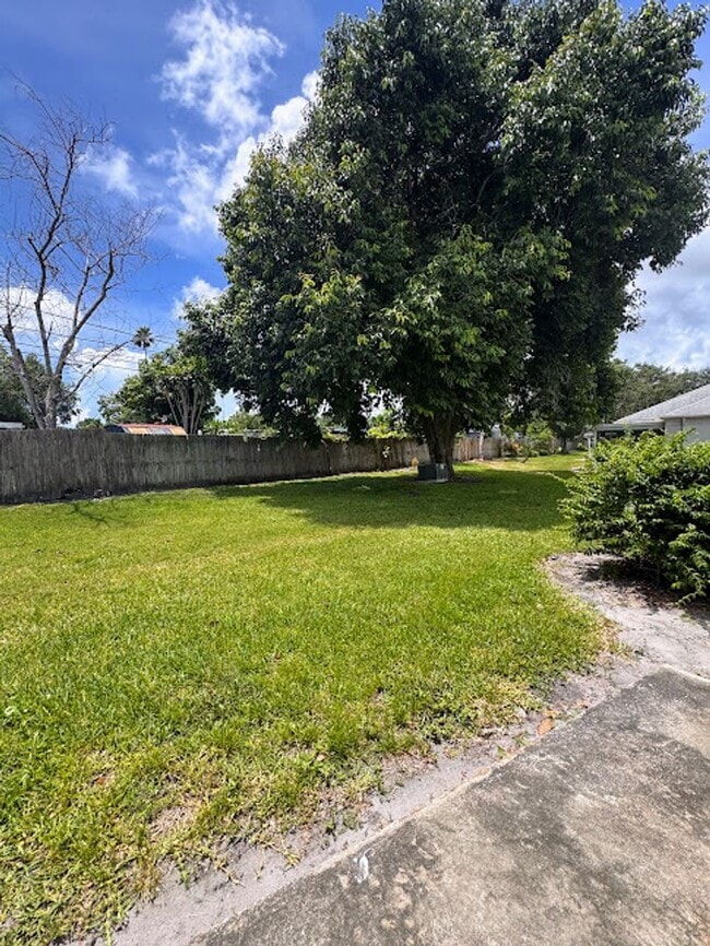 Building Photo - Stylish Seminole Condo with Private Garage in Chateaux de Bardmoor 55+ Community