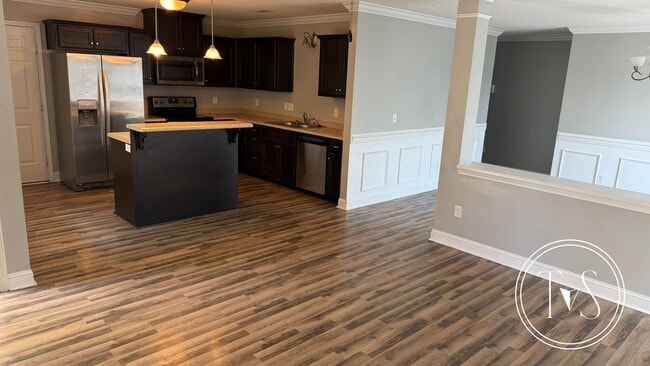 Building Photo - RATE DROP ALERT (was $1980/month) and SUMM...