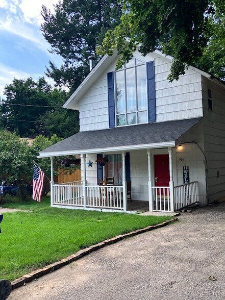 Building Photo - 924 Electric Ave