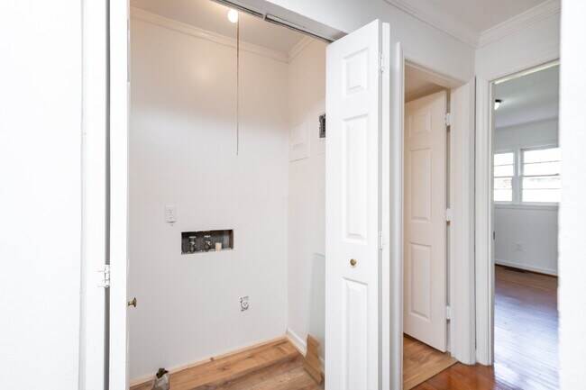 Building Photo - 2 Bed / 1 Bath Bottom Unit Duplex Convenient Spartanburg Location with Modern Features $1000/mo rent