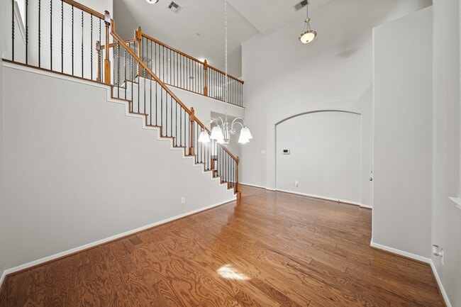 Building Photo - 25959 Ravenside Dr