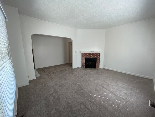 Building Photo - 4br/2ba house with fenced yard & detached garage