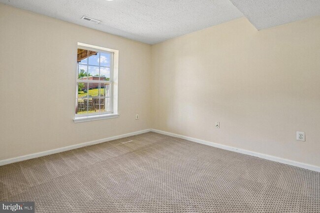 Building Photo - 14677 Cloverdale Rd