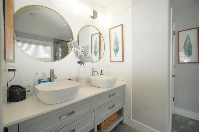 Building Photo - 8815 Royal Enclave Blvd