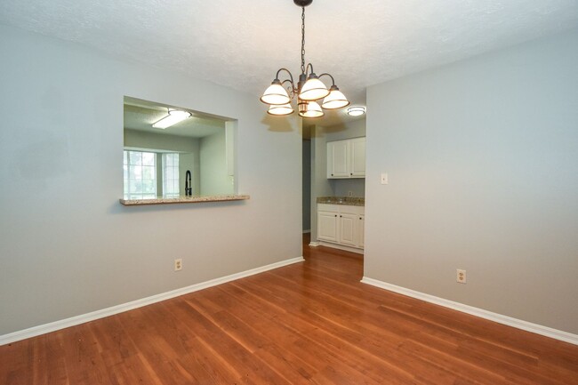 Building Photo - LARGE RECENTLY REMODELED 4 BEDROOM 2.5 BAT...