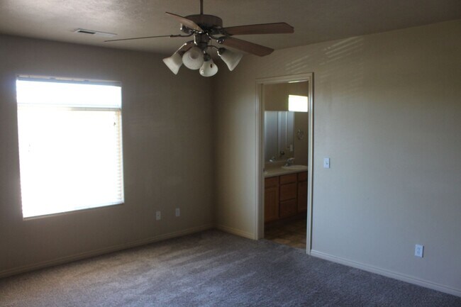 Building Photo - Fox Cove Unit