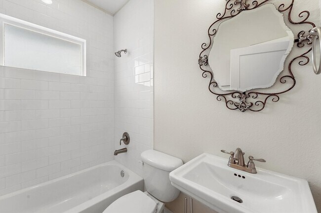 Building Photo - 1135 W Gray St