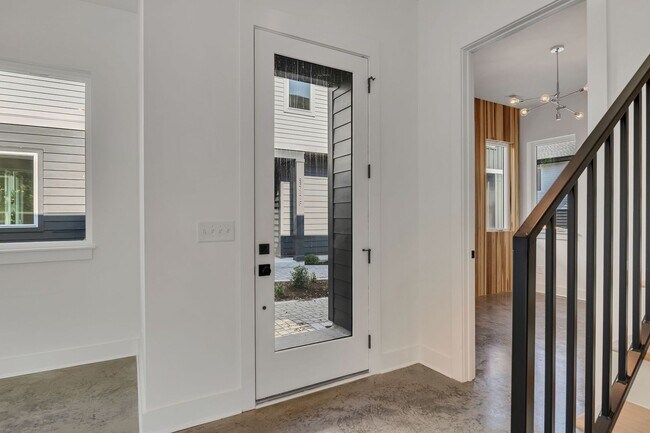 Building Photo - 5917 Robertson Ave