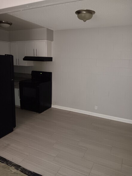 Building Photo - 565 S Royal Crest Cir