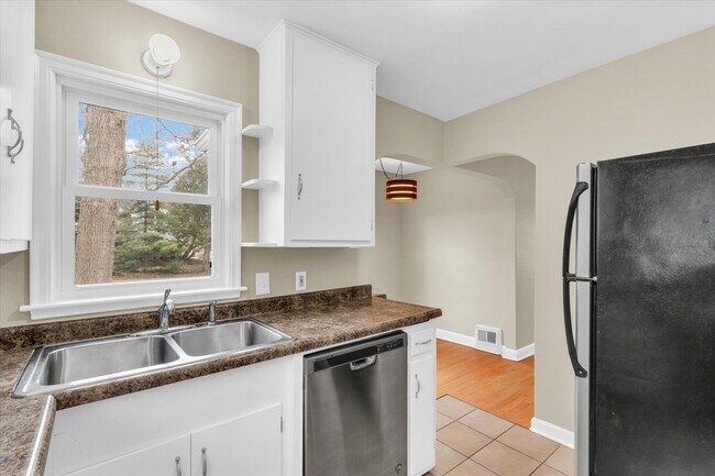 Building Photo - 502 E Washington St