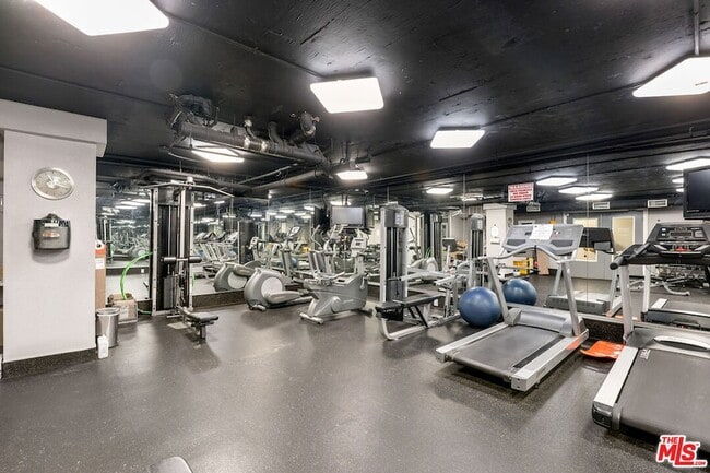 Building Photo - 141 S Clark Dr