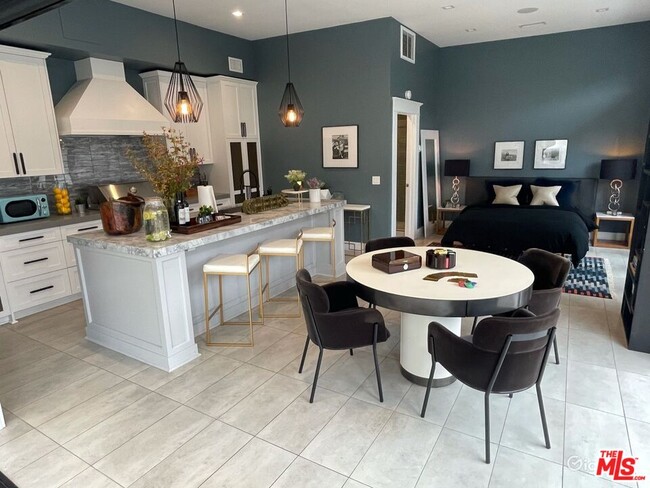 Building Photo - 1524 N Sierra Bonita Ave