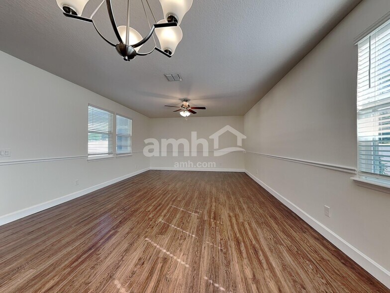 Building Photo - 2433 S Park Ave