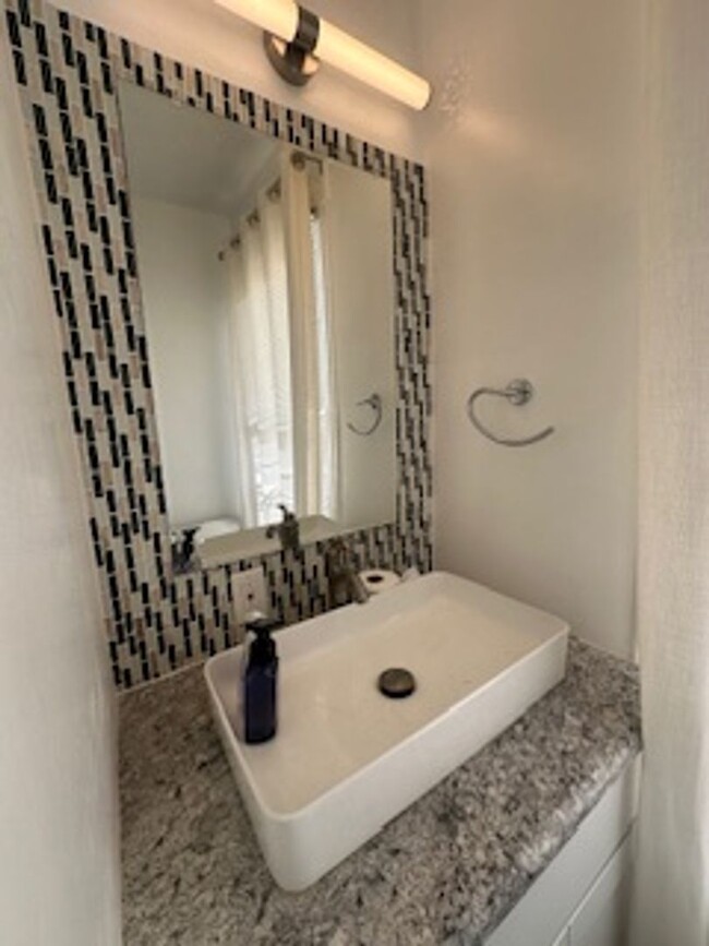 Building Photo - Beautiful House for Rent with Large Yard!