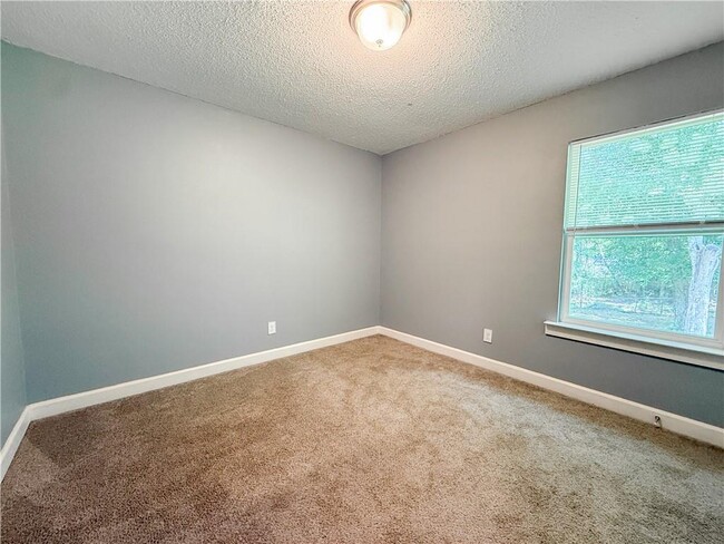 Building Photo - 733 Hale Rd
