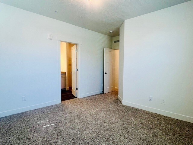 Building Photo - 13713 S Hanley Ln