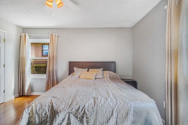 Building Photo - 306 Happy Creek Rd