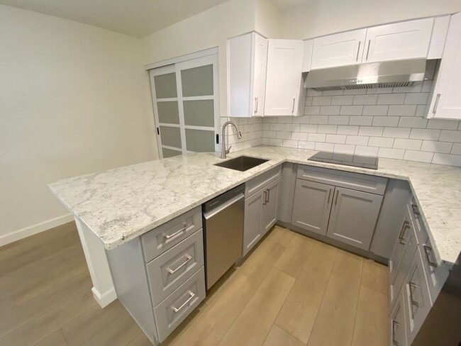 Building Photo - "TinyHouse" Apartment Downstairs - Washer/Dryer, Dishwasher, AC, Parking Space