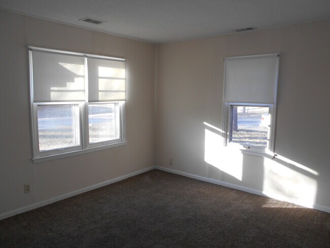 Building Photo - 804 S Crestway St