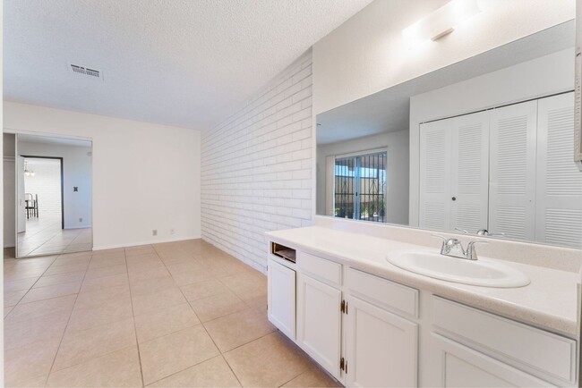 Building Photo - Single Story Condo  One Bedroom and One Ba...