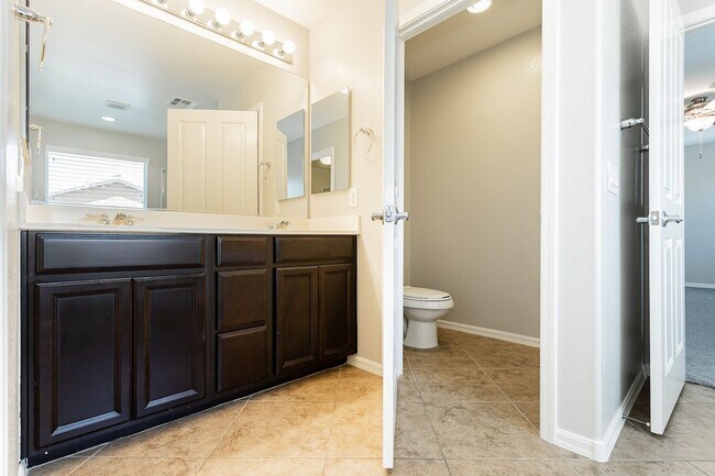 Building Photo - Exquisite 5 bedroom 4 bathroom home with fresh paint and new carpet waiting for you!