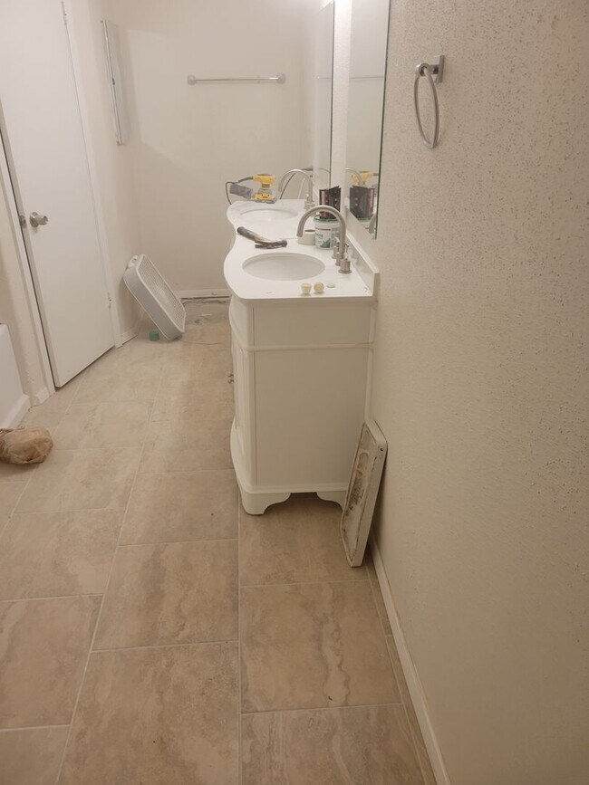 Building Photo - MOVE IN SPECIAL - $100 OFF First 3 Months ...