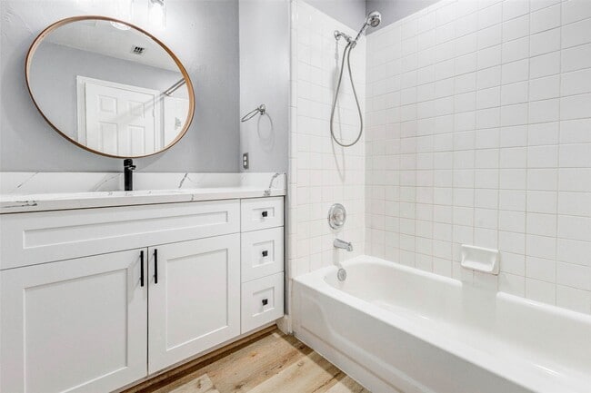 Building Photo - 611 Kenney St