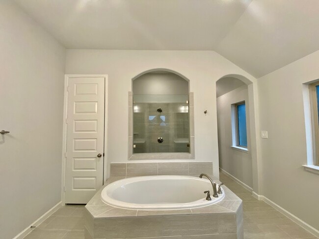 Building Photo - 9411 Trestle Creek Ct