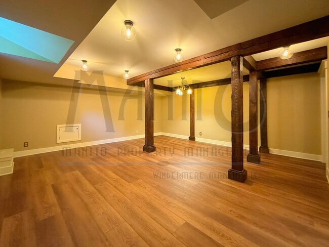 Building Photo - South Hill Swank