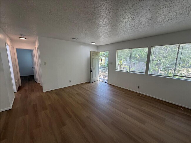 Building Photo - 704 Osage Dr