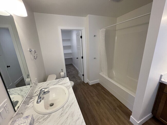 Building Photo - 3 bed 2.5 bath home rental