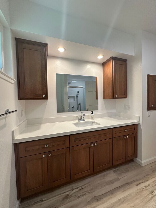Building Photo - Two Bedroom in Great Location!