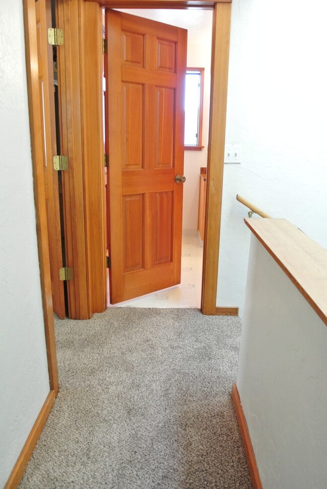 Building Photo - Roomy 2 bedroom 1.5 bathrooms