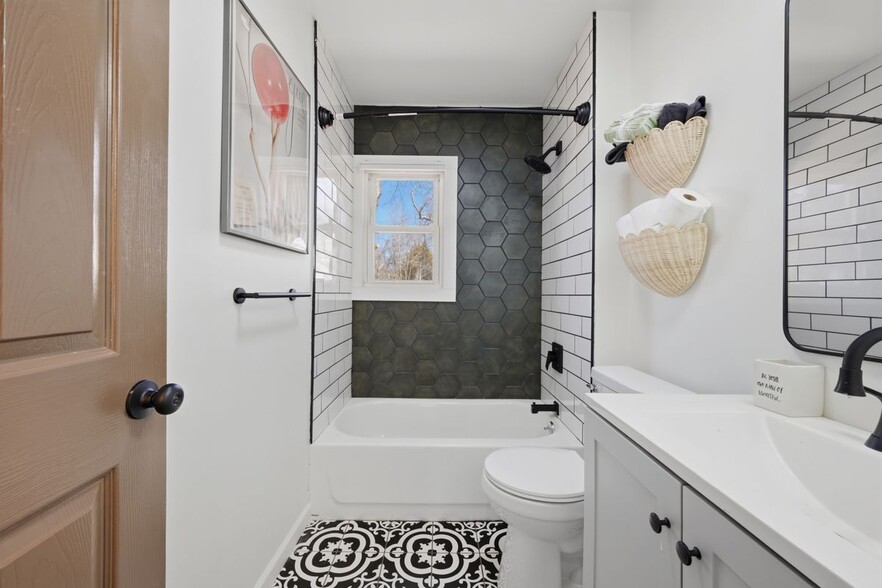 Building Photo - 106 Midway Oval