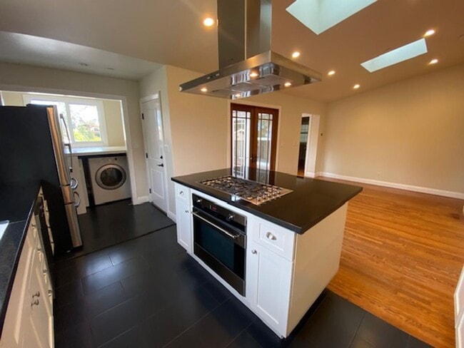 Building Photo - 1122 Miles Ave