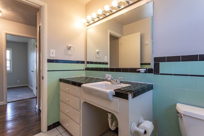 Building Photo - Charming Ranch Style Home in D12!