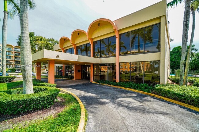 Building Photo - 9350 Fontainebleau Blvd