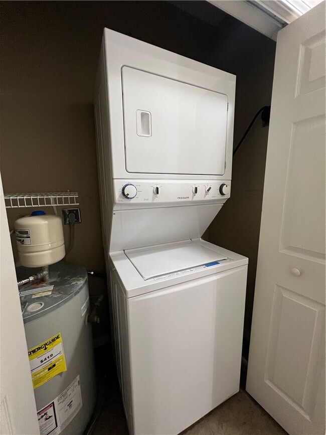 Building Photo - 3014 SE J St