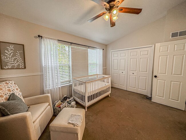 Building Photo - Gorgeous 2 Bed 2.5 Bath Townhome With A Fenced Yard In Exeter