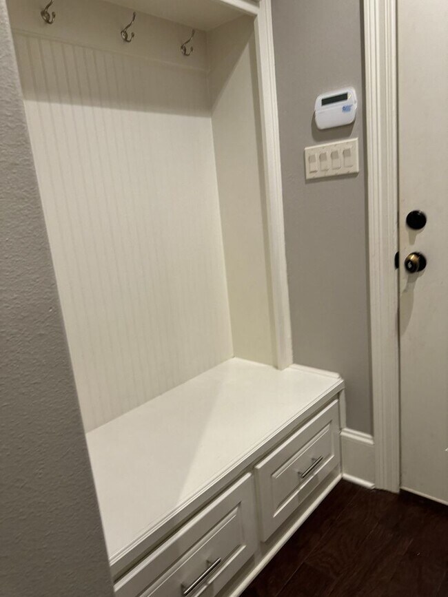 Building Photo - Gated community with community POOL!!!!