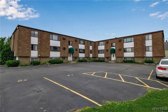 Building Photo - Charming 2BR Condo in Niagara Falls