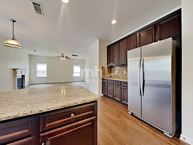 Building Photo - 402 Cleburne Pl