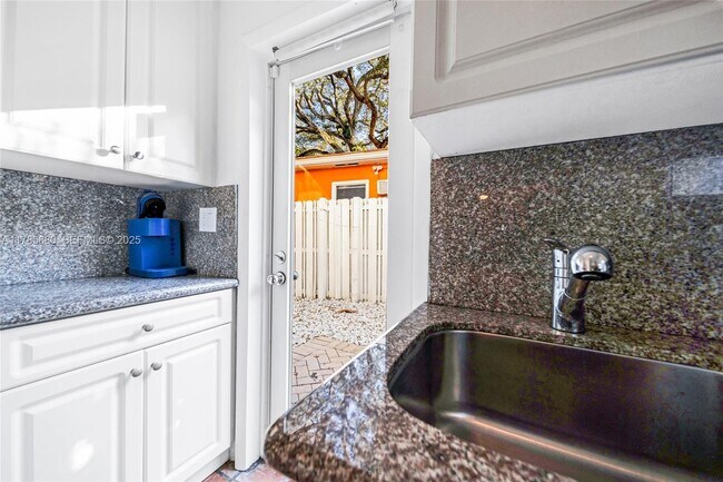 Building Photo - 312 NE 16th Terrace