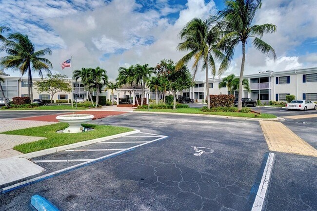 Building Photo - 140 Cypress Club Dr